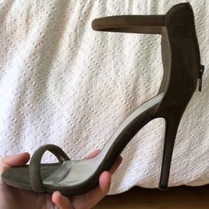 Olive green heels ! They are in good shape !